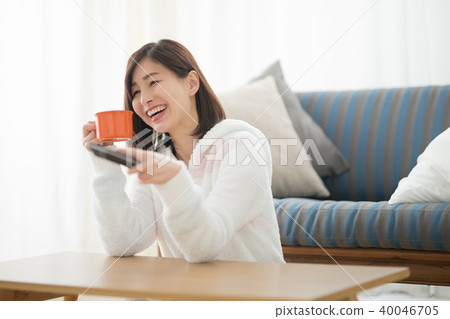 房間穿·女人·沙發 40046705