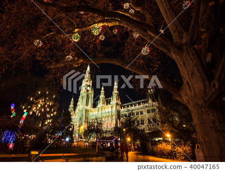 Christmas Market, Vienna City Hall at Rathausplatz 40047165