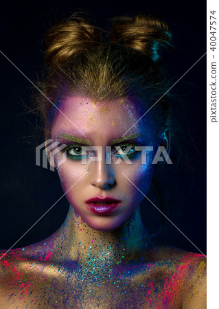 Portrait of young woman with modern fashion makeup 40047574