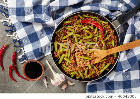 Szechuan Pork Stir Fry with Green Beans 40048003