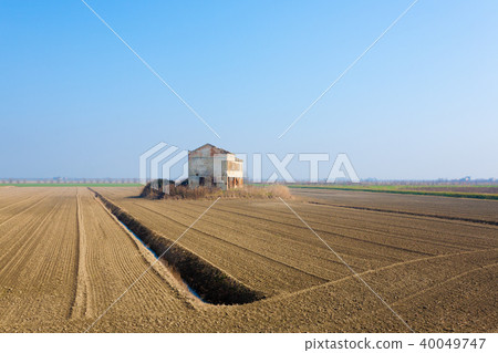 Rural Italian landscape from Po river lagoon. 40049747