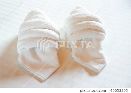 white towels on bed white towels on bed 40053395