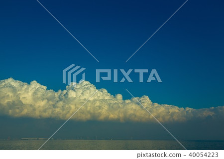 藍天,白色雲彩,發光的海 藍天,白色雲彩,發光的海 40054223