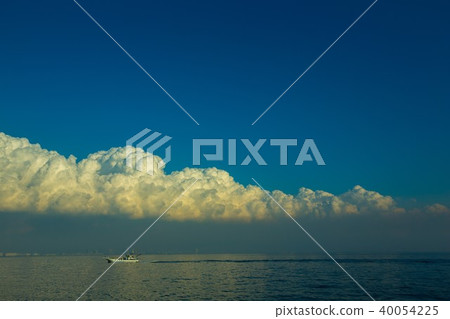 藍天,白色雲彩,發光的海 藍天,白色雲彩,發光的海 40054225