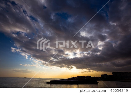 藍天,白色雲彩,發光的海 藍天,白色雲彩,發光的海 40054249