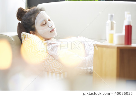Female skin care cosmetics 40056035