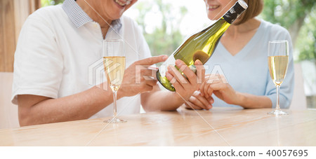 敬酒酒夫婦圖像的資深夫婦 40057695