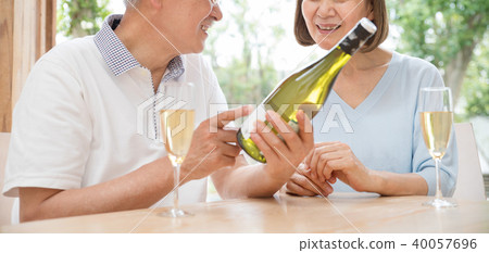 敬酒酒夫婦圖像的資深夫婦 40057696
