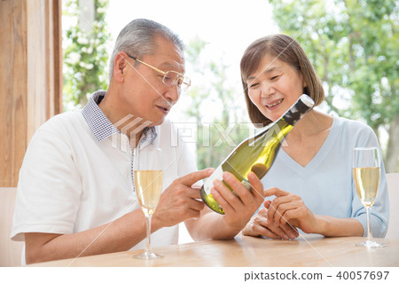 敬酒酒夫婦圖像的資深夫婦 40057697