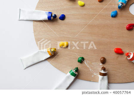 palette and acrylic color tubes or paint 40057764