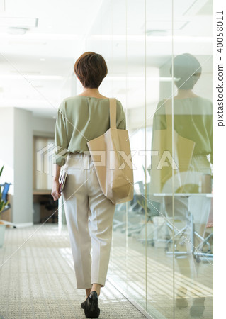 女商人辦公室中間休閒商業形象 40058011