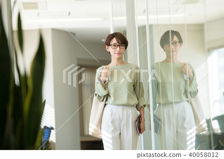 女商人辦公室中間休閒商業形象 40058012