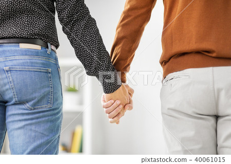 close up of male gay couple holding hands 40061015