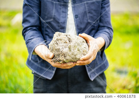 人們用手拿著大塊粘土 人們用手拿著大塊粘土 40061878