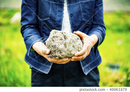 人們用手拿著大塊粘土 人們用手拿著大塊粘土 40061879