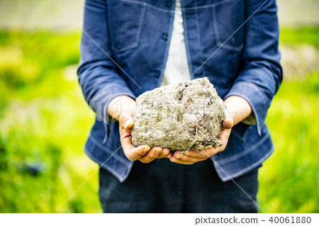 人們用手拿著大塊粘土 40061880