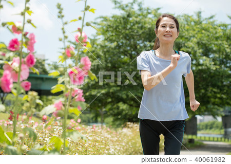 慢跑中間女人走路的圖像 40061982