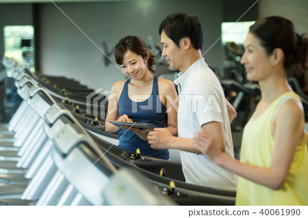 健身房中間夫婦連續機器健身圖像 40061990