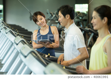 健身房中間夫婦連續機器健身圖像 40061991