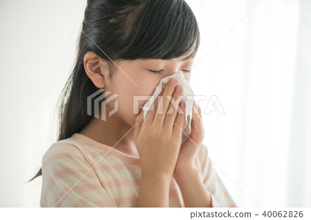 小孩吹鼻子小學女孩 小孩吹鼻子小學女孩 40062826