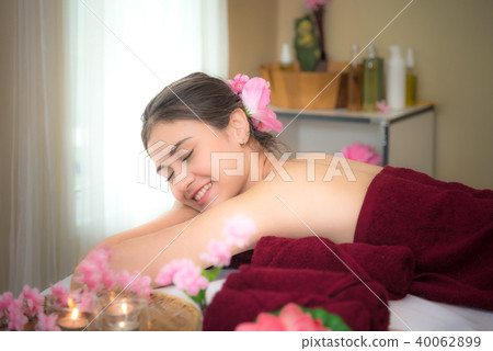 Asia beauty woman lying down on massage bed Asia beauty woman lying down on massage bed 40062899