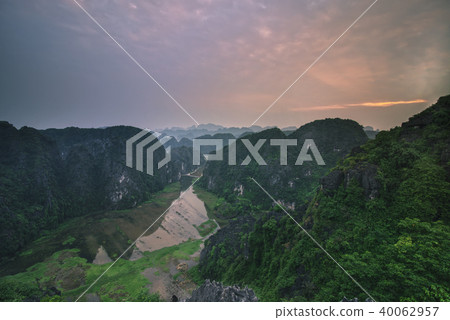 Sunset in mountain Mua Cave Ninh Binh 40062957