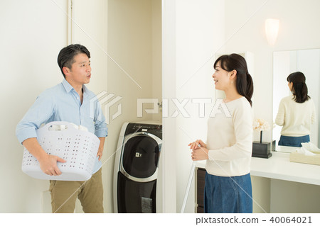 Middle couple lifestyle image Middle couple lifestyle image 40064021