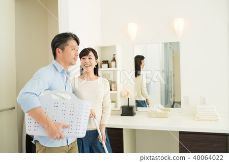 Middle couple lifestyle image 40064022