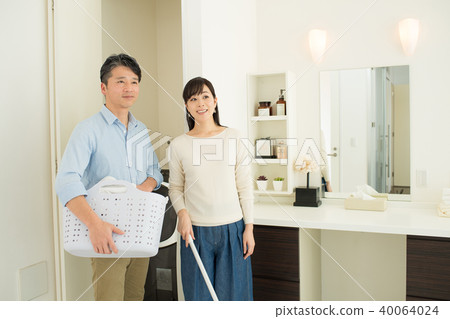 Middle couple lifestyle image Middle couple lifestyle image 40064024