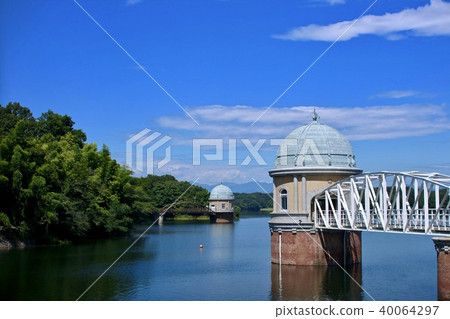 Intake tower of Lake Tama in summer 40064297