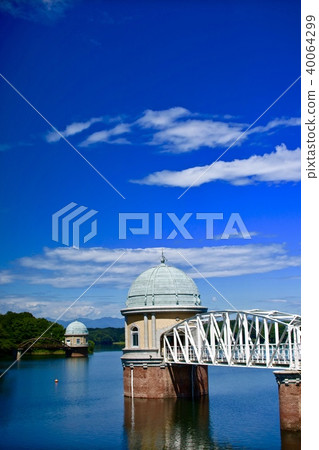Intake tower of Lake Tama in summer 40064299