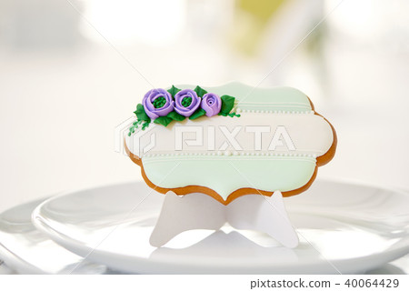 Gingerbread cookie sugared with glaze flowers and pearls Gingerbread cookie sugared with glaze flowers and pearls 40064429