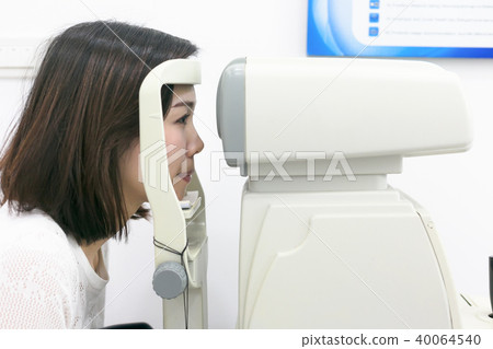 Woman doing eye test with optometrist. 40064540