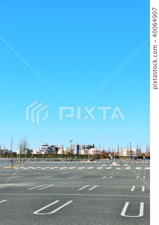 Parking space for blue sky 40064907