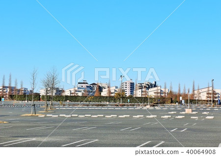 Parking space for blue sky 40064908