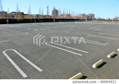 Parking space for blue sky 40064911