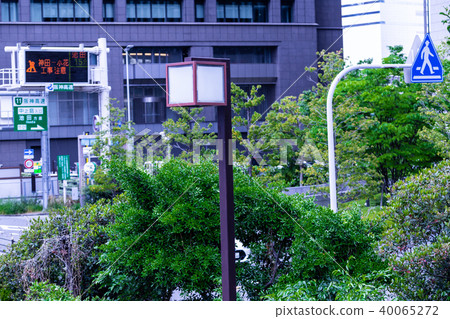城市景觀。綠色和路燈。 城市景觀。綠色和路燈。 40065272