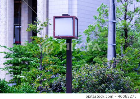 城市景觀。綠色和路燈。 城市景觀。綠色和路燈。 40065273