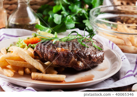 Beef steak served with baked potatoes Beef steak served with baked potatoes 40065346
