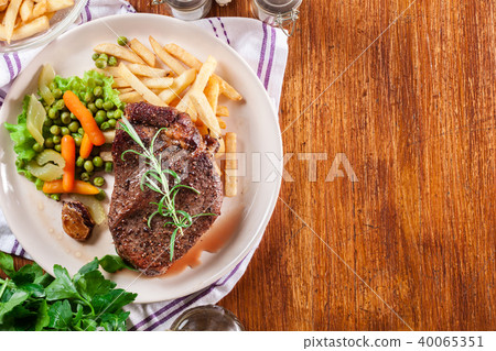 Beef steak served with baked potatoes 40065351