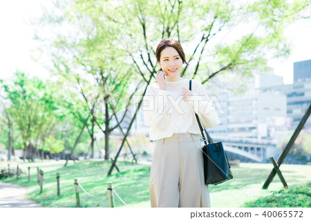 走沿一條沿途有樹的路的婦女 40065572