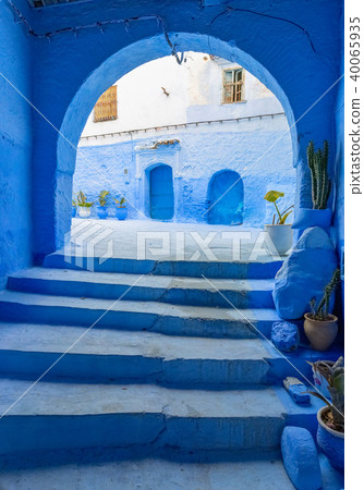 Arches and doors in blue city Chefchaouen 40065935