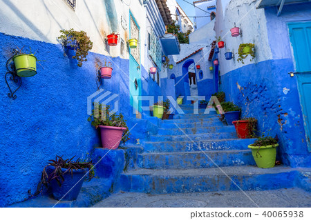 Blue street with color pots in Chefchaouen 40065938