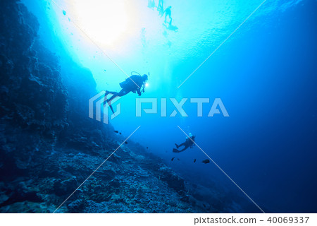 scuba driving 40069337