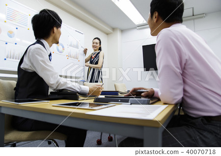 會議演示文稿女性男性營業所商人 40070718