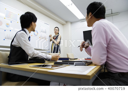 會議演示文稿女性男性營業所商人 40070719
