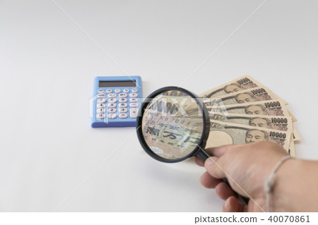 Attention, household, money image Attention, household, money image 40070861