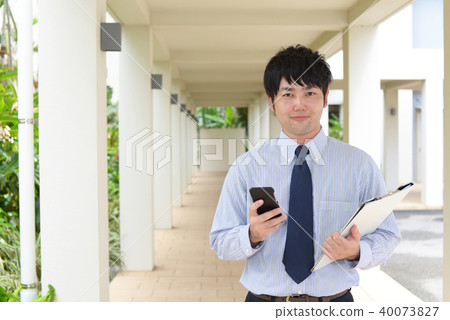 Businessmen with smartphones 40073827