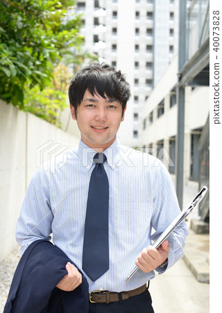 smiling businessman 40073828