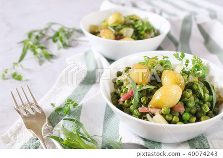 Stewed green peas with lettuce, onions and lardons Stewed green peas with lettuce, onions and lardons 40074243